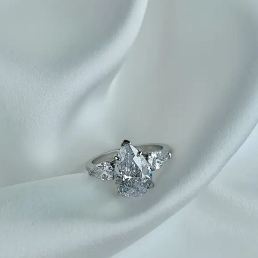2 Carat Moissanite S925 Sterling Silvery Pear Cut Ring Size 6 - Picture 4 of 9